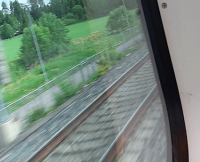 Raiteet liikkuvan junan ikkunasta kuvattuna.