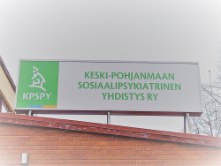 Keski-Pohjanmaan sosiaalipsykiatrisen yhdistyksen kyltti, valkea pohja, vihreä teksti sekä vihreällä pohjalla vasemmassa reunassa valkoinen logo ja kirjaimet KPSPY.