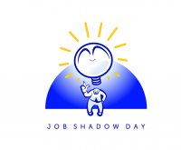 Job shadow Day -logo jossa piirroshenkilöllä on pään tilalla hehkulamppu kuvastaen idean saamista. Taustalla sininen puoliympyrä.