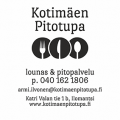 Musta teksti Kotimäen Pitotupa, mustissa ympyröissä haarukka-veitsi-lusikka ja yhteystiedot.