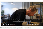 Videon kuvakaappaus, jossa näkyy Risto Tepponen kokin vaatteissa.