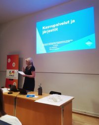 Anu Tirkkonen pohtii järjestöjen roolia kasvupalvelu-uudistuksessa.