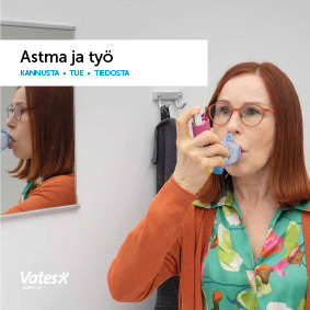 Nuori nainen,silmälasit, oranssi villatakki käyttää astmapiippua.sä.