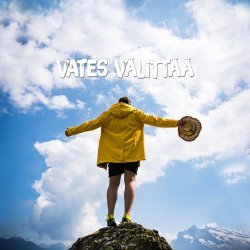 Keltaiseen takkiin pukeutunut henkilö seisoo vuoren laella, selin kameraan. Hän on levittänyt kädet sivuile. Taustalla sinistä taivasta ja pilviä sekä muita vuorenhuippuja. Teksti: Vates välittää. 