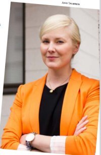 Vaaleahiuksinen Satu Rinkinen oranssissa takissa ja mustassa paidassa.