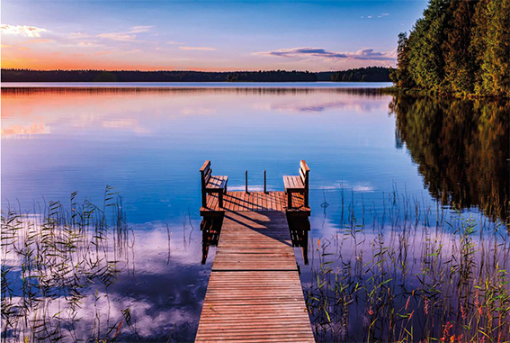 Suomalainen järvimaisema, laituri järven rannalla, iltarusko.