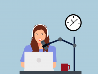 Piirroskuva jossa nainen on tietokoneen äärellä ja puhuu pöydällä olevaan mikrofoniin, seinällä kello. 