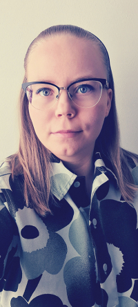 Johanna Kyllönen, silmälasit ja Marikon Unikkopusero, kuva: Autismiliitto.