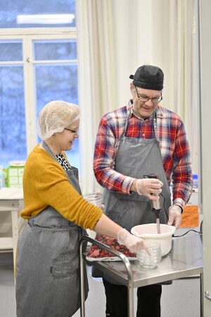 Anna Jokela ja Jussi Airainen valmistavat välipalarahkaa Suvimäen Klubitalon ravintoyksikössä.