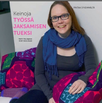 Kuva Niina Kärkkäisestä kotonaan värikkäiden tyynyjen keskellä.