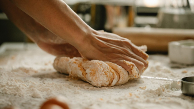 Leivän leipomista.