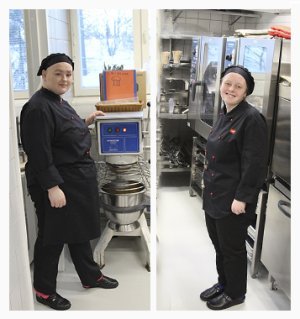 Iloiset opiskelija Sonja Huhtaneva ja Jenna Junnila mustissa työasuissaan Kaverin keittiössä.