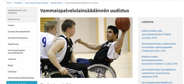 Kuvakaappaus vammaispalvelujen käsikirjan sivulta, kuvassa kaksi henkilöä pelaa pyörätuolissa koripalloa. Otsikko on VAmmaispalvelulainsäädännön uudistus.
